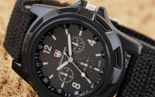 Kareiviškas sportinio stiliaus laikrodis su medžiagine apyranke