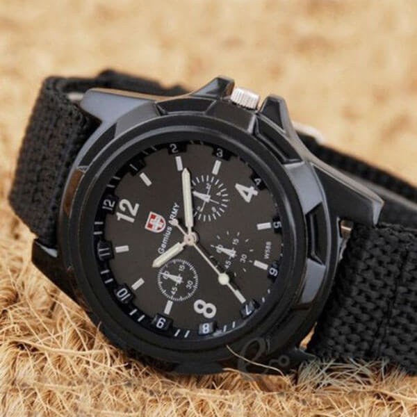 Kareiviškas sportinio stiliaus laikrodis su medžiagine apyranke