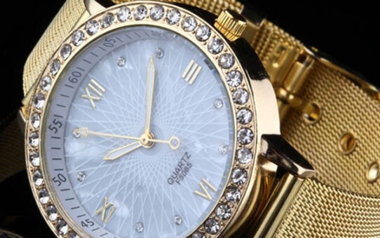 Madingas auksaspalvis moteriškas laikrodis puoštas kalnų krištolu